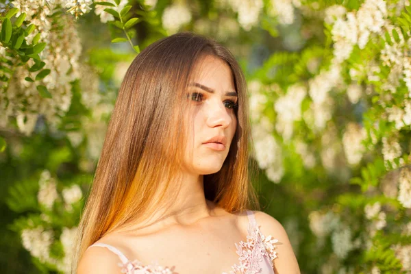 Nahaufnahme Porträt Eines Schönen Jungen Mädchens Weißen Akazien Frühling — Stockfoto