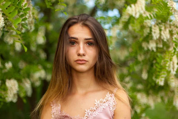 Retrato Cerca Una Hermosa Joven Torno Acacia Blanca Primavera — Foto de Stock