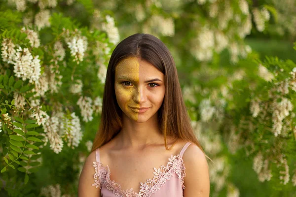 Primer Plano Retrato Una Hermosa Joven Torno Acacia Blanca Mitad — Foto de Stock