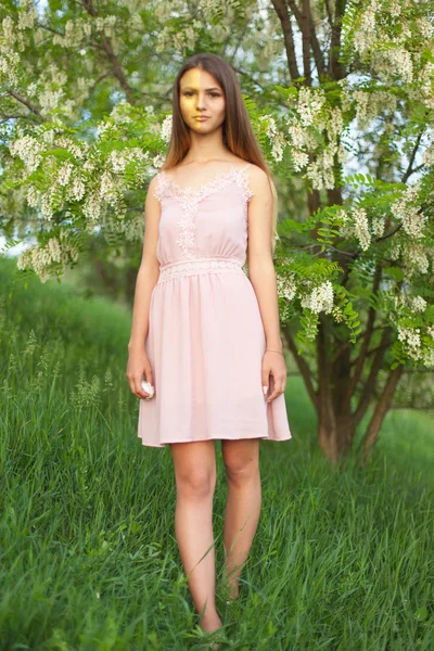 Sexmädchen Hat Lange Haare Aufgelöst Sonnig Nachmittag Gegenüber Blühender Weißer — Stockfoto