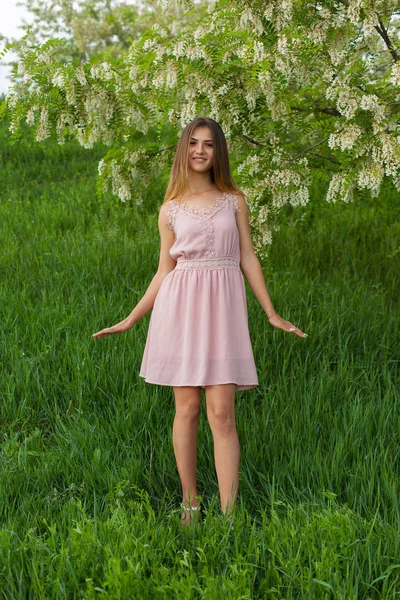 Sexy Dziewczyna Długimi Włosami Smukłą Postać Stojącą Zielonym Ogrodzie Wiosną — Zdjęcie stockowe