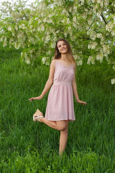 Sexy Mädchen Mit Langen Haaren Und Schlanker Figur Steht Frühling — Stockfoto