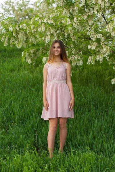 Sexy Mädchen Mit Langen Haaren Und Schlanker Figur Steht Frühling — Stockfoto