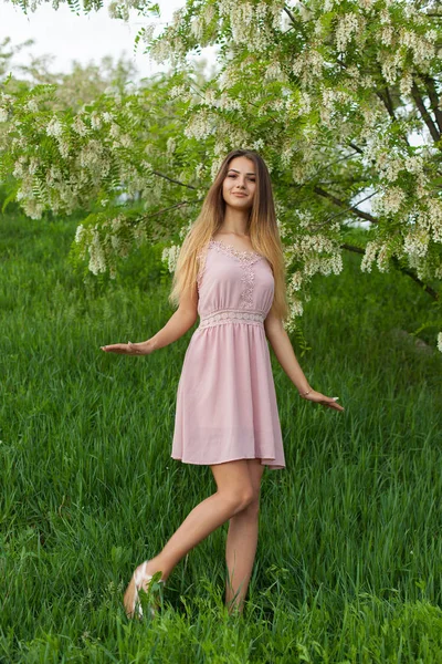 Sexy Mädchen Mit Langen Haaren Und Schlanker Figur Steht Frühling — Stockfoto