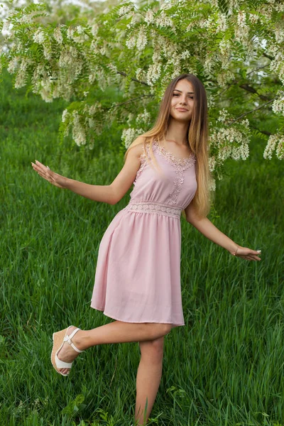 Sexy Meisje Met Lange Haren Slanke Figuur Staande Groene Tuin — Stockfoto