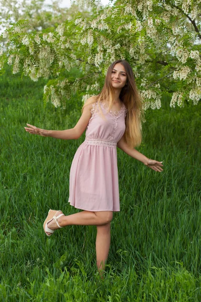 Sexy Meisje Met Lange Haren Slanke Figuur Staande Groene Tuin — Stockfoto