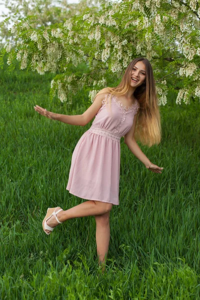 Uzun Saçlı Ince Şekil Ayakta Yeşil Bahçesinde Bahar Seksi Kız — Stok fotoğraf