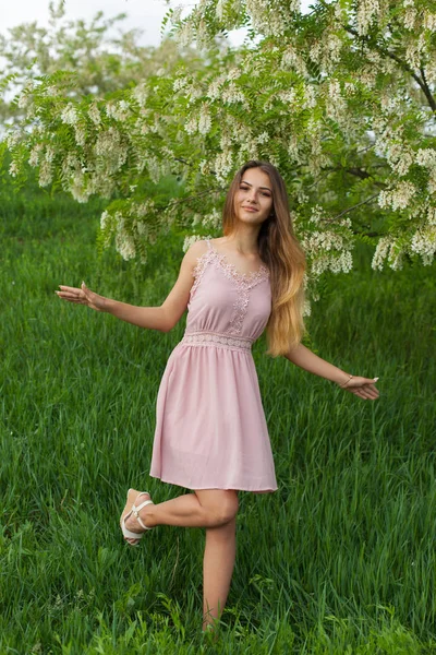 Menina Sexy Com Cabelos Longos Figura Esbelta Jardim Verde Primavera — Fotografia de Stock