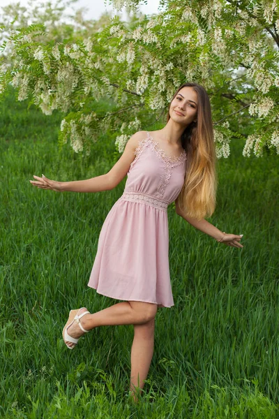 Menina Sexy Com Cabelos Longos Figura Esbelta Jardim Verde Primavera — Fotografia de Stock