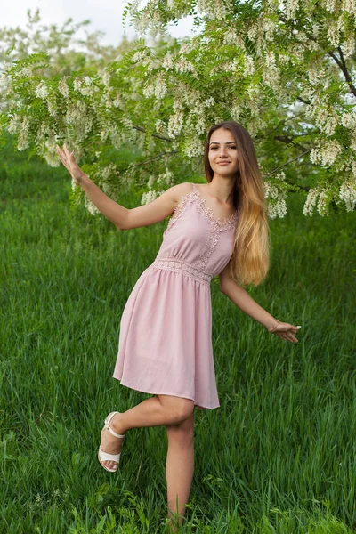 Sexy Girl Long Hair Slender Figure Standing Green Garden Spring — Stock Photo, Image