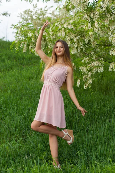 Menina Sexy Com Cabelos Longos Figura Esbelta Jardim Verde Primavera — Fotografia de Stock