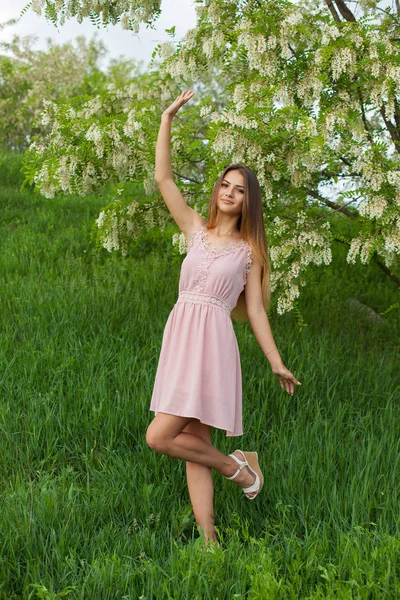 Menina Sexy Com Cabelos Longos Figura Esbelta Jardim Verde Primavera — Fotografia de Stock