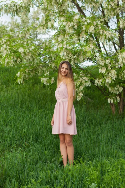 Sexy Dziewczyna Długimi Włosami Smukłą Postać Stojącą Zielonym Ogrodzie Wiosną — Zdjęcie stockowe