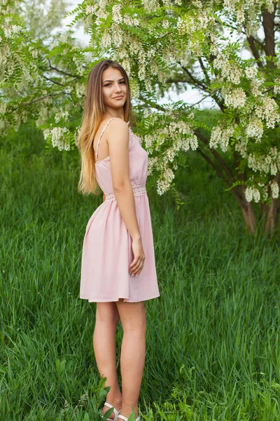 Ragazza Sexy Con Capelli Lunghi Figura Snella Piedi Nel Giardino — Foto Stock