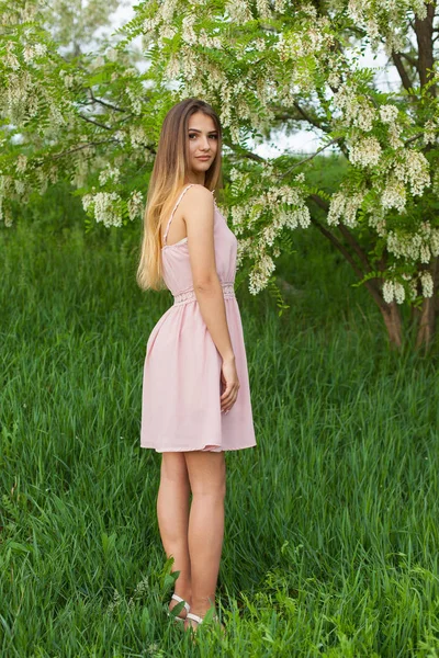 Menina Sexy Com Cabelos Longos Figura Esbelta Jardim Verde Primavera — Fotografia de Stock