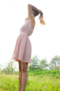 cinsel kız uzun saç güneşli öğleden sonra çiçek açması beyaz akasya karşısında çözünmüş