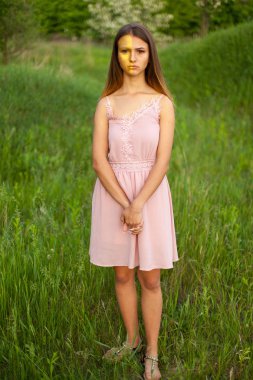 cinsel kız uzun saç güneşli öğleden sonra çiçek açması beyaz akasya karşısında çözünmüş