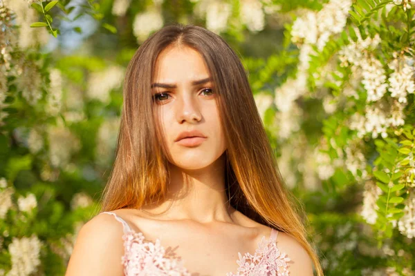 Close Retrato Uma Bela Jovem Torno Acácia Branca Primavera — Fotografia de Stock