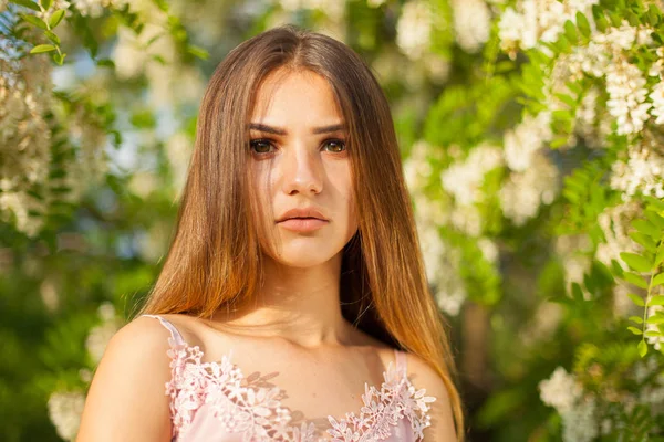 Close Retrato Uma Bela Jovem Torno Acácia Branca Primavera — Fotografia de Stock