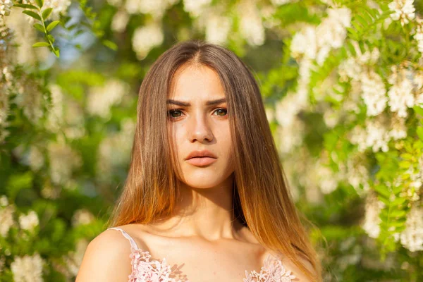 Close Retrato Uma Bela Jovem Torno Acácia Branca Primavera — Fotografia de Stock