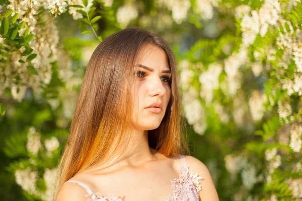 Närbild Porträtt Vacker Ung Flicka Runt Vit Akacia Våren — Stockfoto