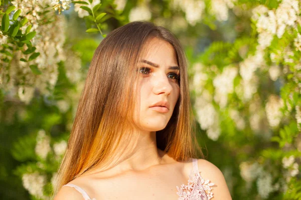 Close Retrato Uma Bela Jovem Torno Acácia Branca Primavera — Fotografia de Stock