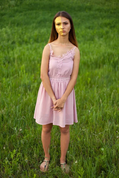 Szexuális Lány Feloldódott Hosszú Haj Napsütéses Délután Szemben Virágzó Fehér — Stock Fotó