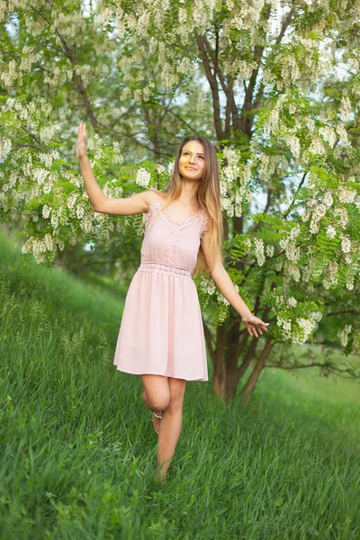 Seksuele Meisje Lang Haar Zonnig Middag Tegenover Bloeiende Witte Acacia — Stockfoto