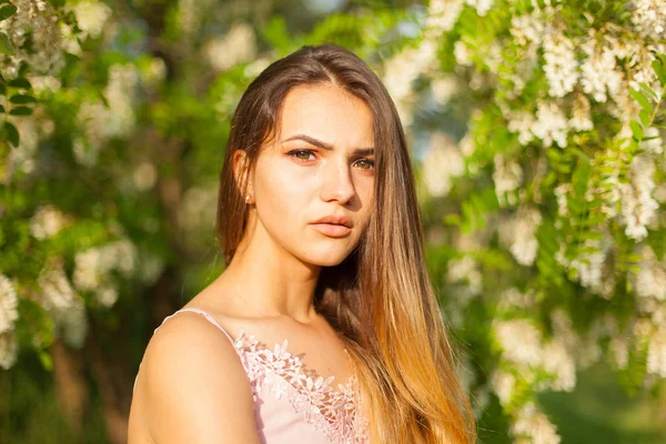 Close Retrato Uma Bela Jovem Torno Acácia Branca Primavera — Fotografia de Stock