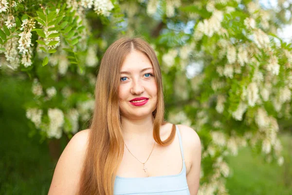 Retrato Uma Menina Cabelo Longo Com Mais Tamanho Figura Cercada — Fotografia de Stock