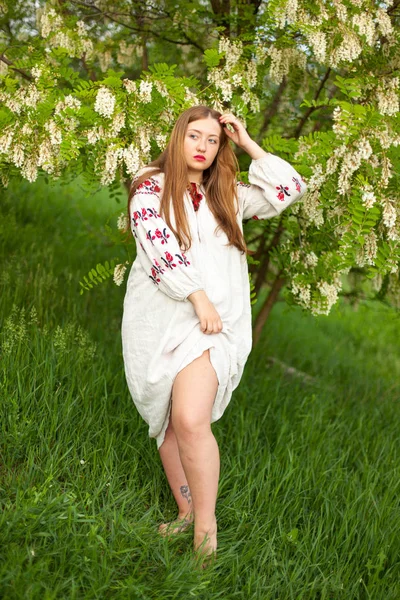 Ukrainisches Mädchen Einem Leinenlangen Hemd Mit Stickerei Posiert Verführerisch Vor — Stockfoto