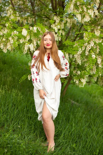 Ukrainisches Mädchen Einem Leinenlangen Hemd Mit Stickerei Posiert Verführerisch Vor — Stockfoto