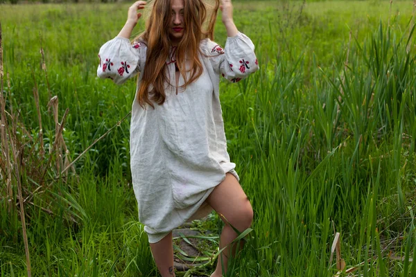 Menina Ucraniana Uma Camisa Longa Linho Com Bordado Sedutoramente Posando — Fotografia de Stock