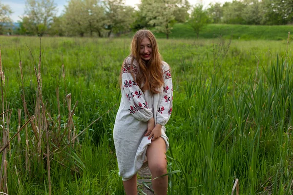 Ukrainisches Mädchen Leinenlangen Hemd Mit Stickerei Posiert Verführerisch Auf Einer — Stockfoto