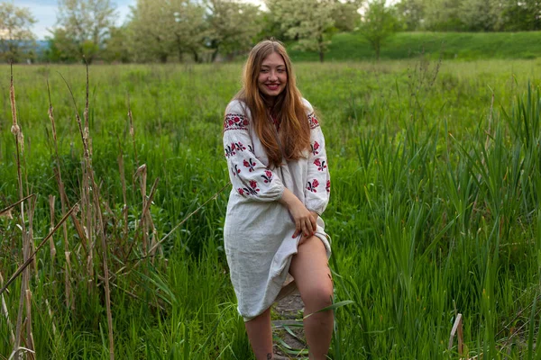 Ukrainisches Mädchen Leinenlangen Hemd Mit Stickerei Posiert Verführerisch Auf Einer — Stockfoto