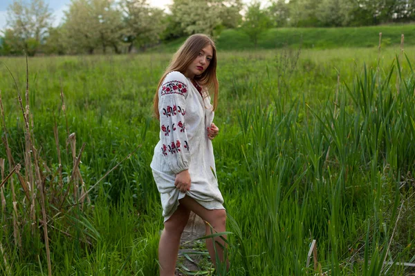 Menina Ucraniana Uma Camisa Longa Linho Com Bordado Sedutoramente Posando — Fotografia de Stock