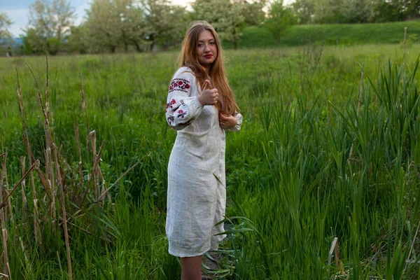 Chica Ucraniana Una Camisa Larga Lino Con Bordado Seductor Posando — Foto de Stock
