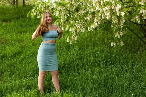 Menina Ucraniana Roupas Apertadas Posando Contra Flores Acácia Branca — Fotografia de Stock