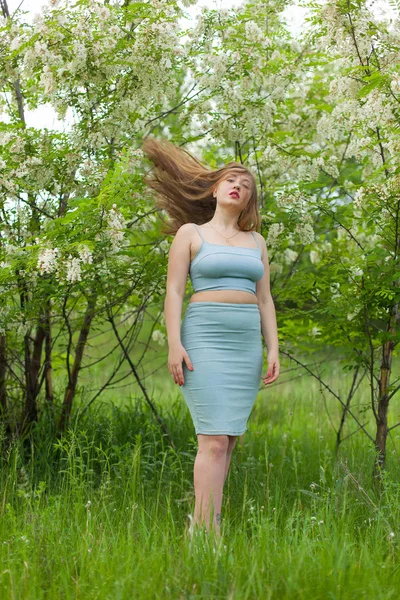 Ukrainska Flicka Tighta Kläder Poserar Mot Vit Akacia Blommar — Stockfoto