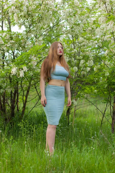 Ukrajinská Dívka Těsné Oblečení Které Vystupují Proti Bílý Akát Květy — Stock fotografie