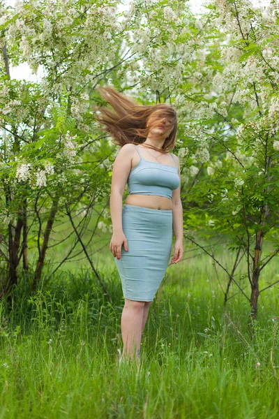 Menina Ucraniana Roupas Apertadas Posando Contra Flores Acácia Branca — Fotografia de Stock