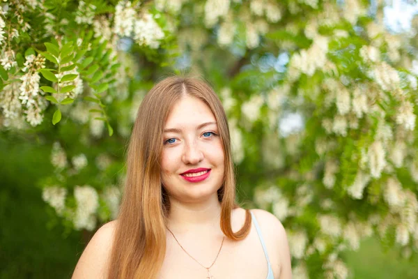 Retrato Uma Menina Cabelo Longo Com Mais Tamanho Figura Cercada — Fotografia de Stock