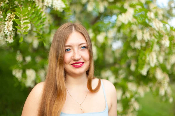 Retrato Uma Menina Cabelo Longo Com Mais Tamanho Figura Cercada — Fotografia de Stock