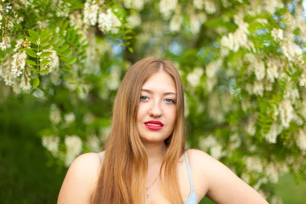 Retrato Uma Menina Cabelo Longo Com Mais Tamanho Figura Cercada — Fotografia de Stock