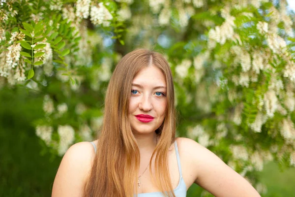 Bir Kız Uzun Saçlı Artı Boyutu Şekil Çiçekleri Akasya Yeşil — Stok fotoğraf