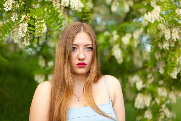 Porträt Eines Mädchens Mit Langen Haaren Und Size Figur Umgeben — Stockfoto