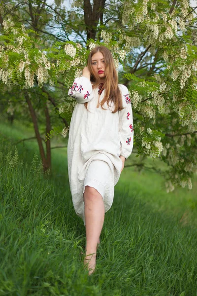 Ukrainska Flicka Linne Lång Skjorta Med Ett Broderi Som Poserar — Stockfoto