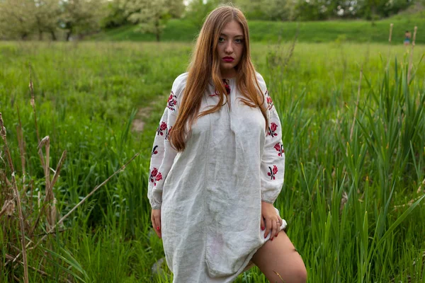 Menina Ucraniana Uma Camisa Longa Linho Com Bordado Sedutoramente Posando — Fotografia de Stock