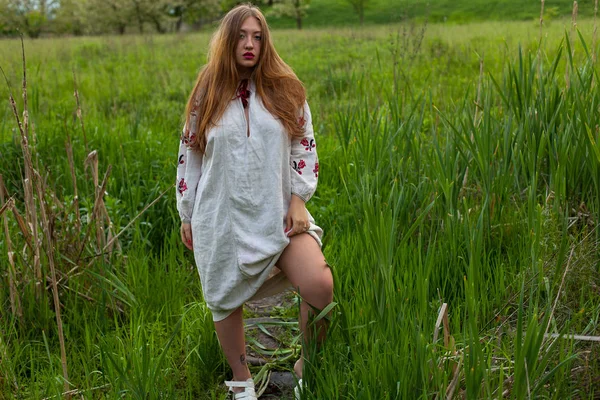 Menina Ucraniana Uma Camisa Longa Linho Com Bordado Sedutoramente Posando — Fotografia de Stock