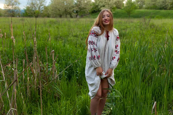 Ukrainian Girl Linen Long Shirt Embroidery Seductively Posing Green Spring — Stock Photo, Image